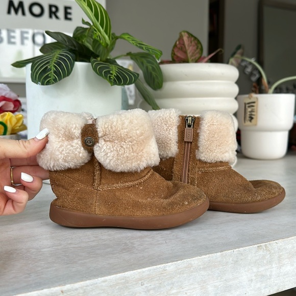 Toddler UGGS 🐻 - Picture 1 of 6